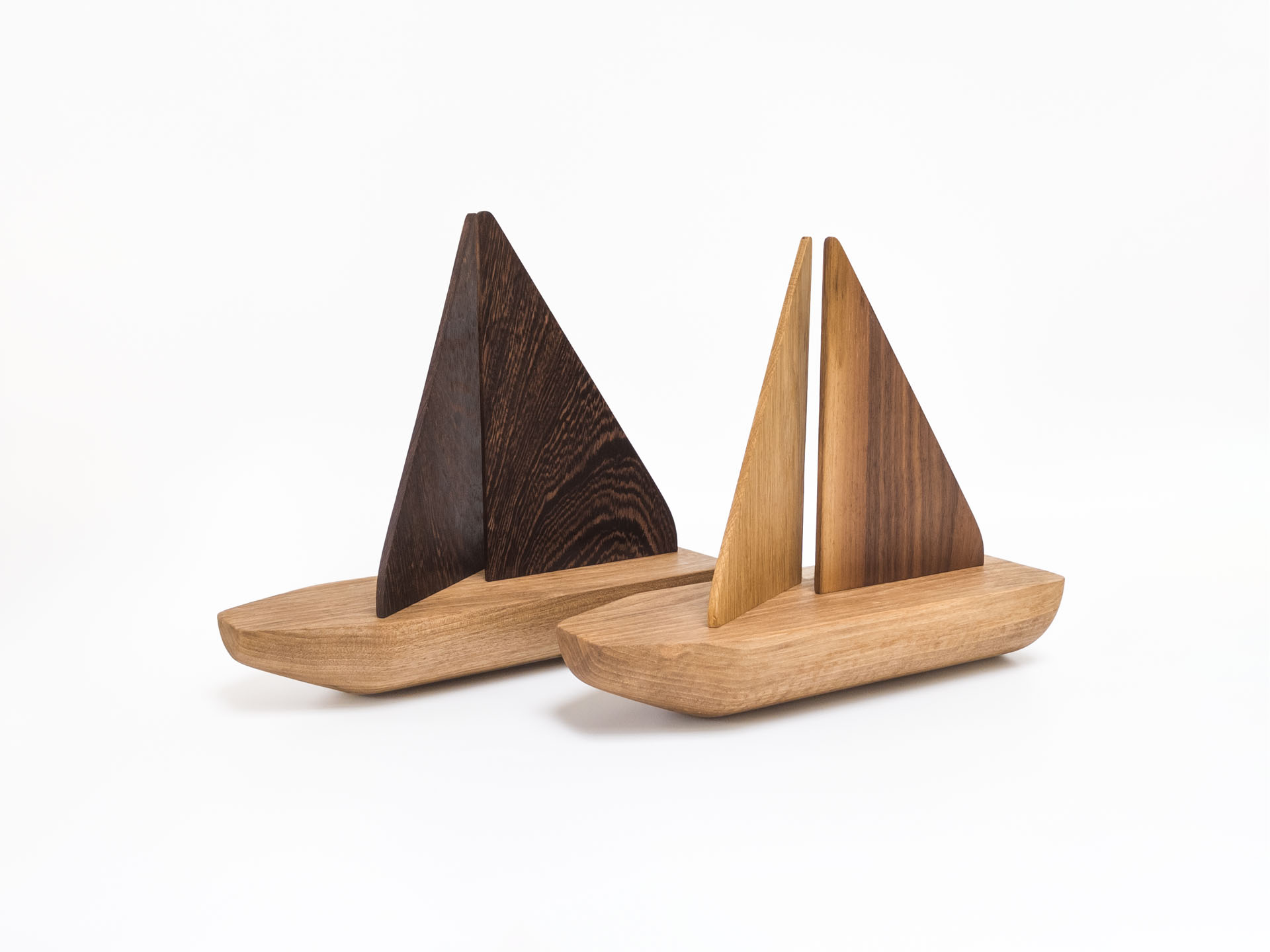 Foto van twee grote houten zeilboten.