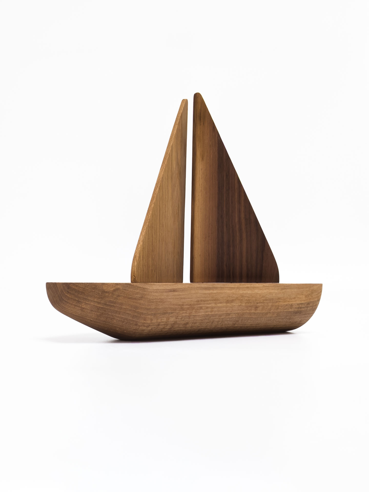 Foto van een houten zeilboot.