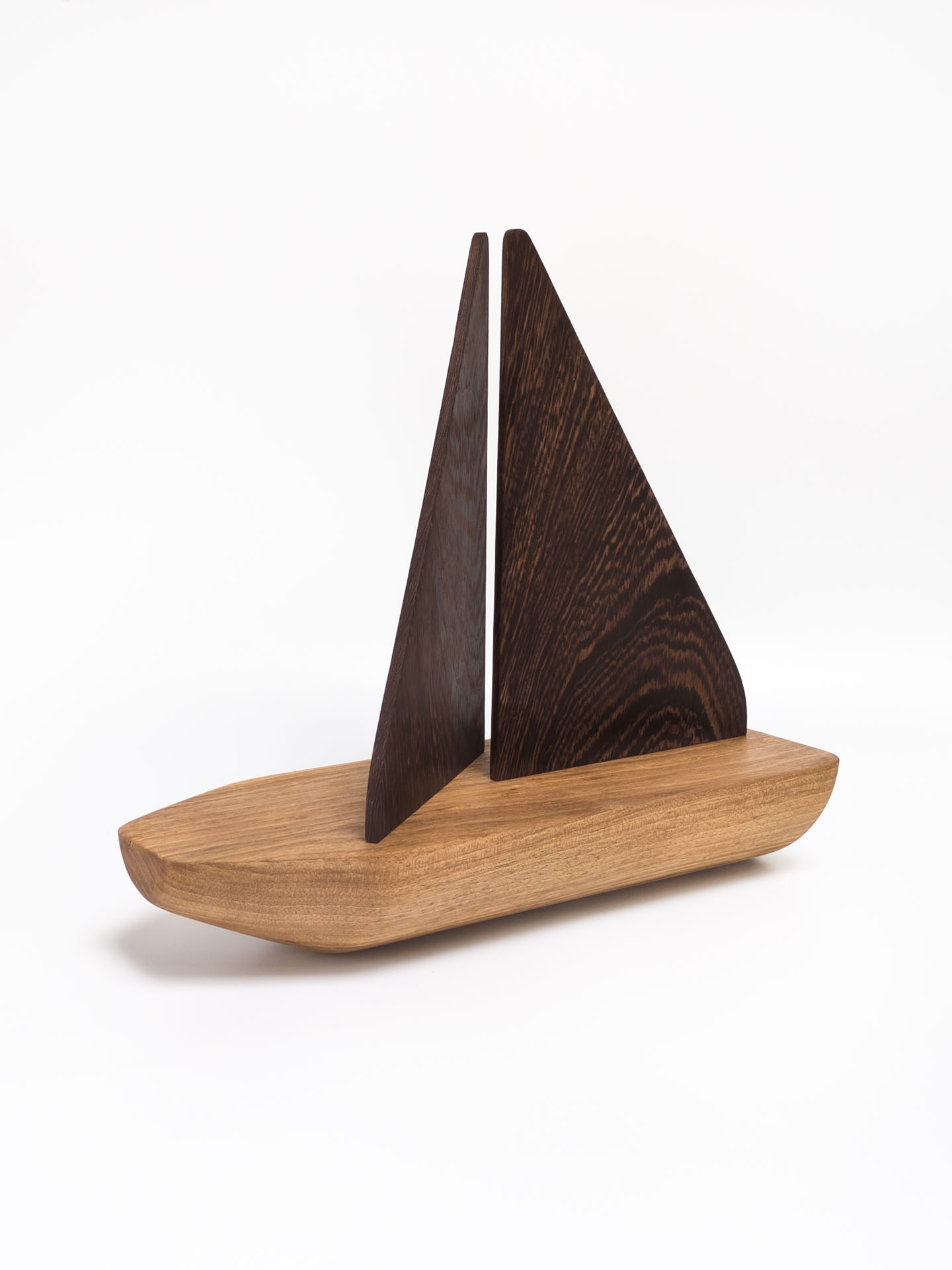 Foto van een houten zeilboot.