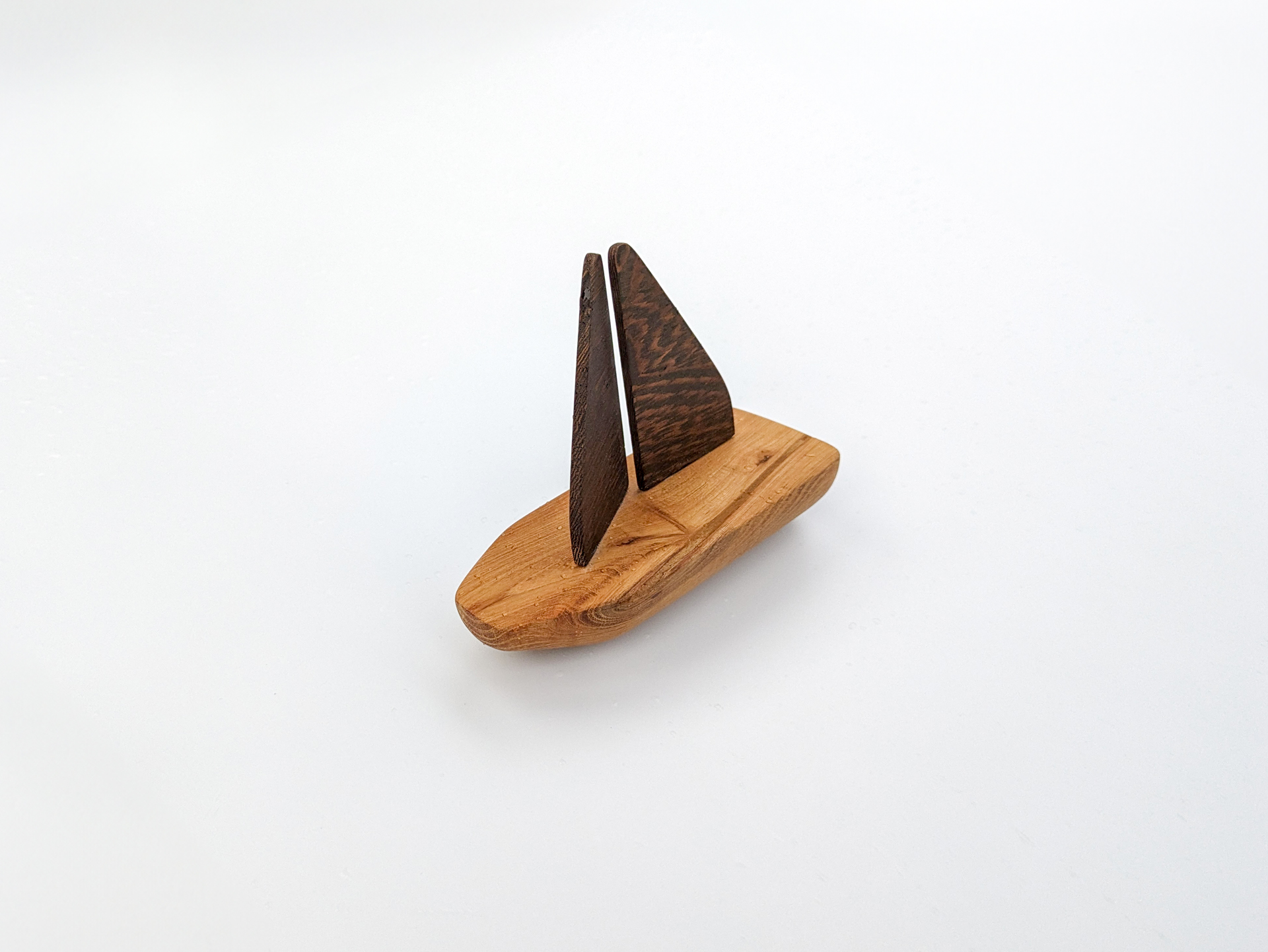 Foto van de houten zeilboot.
