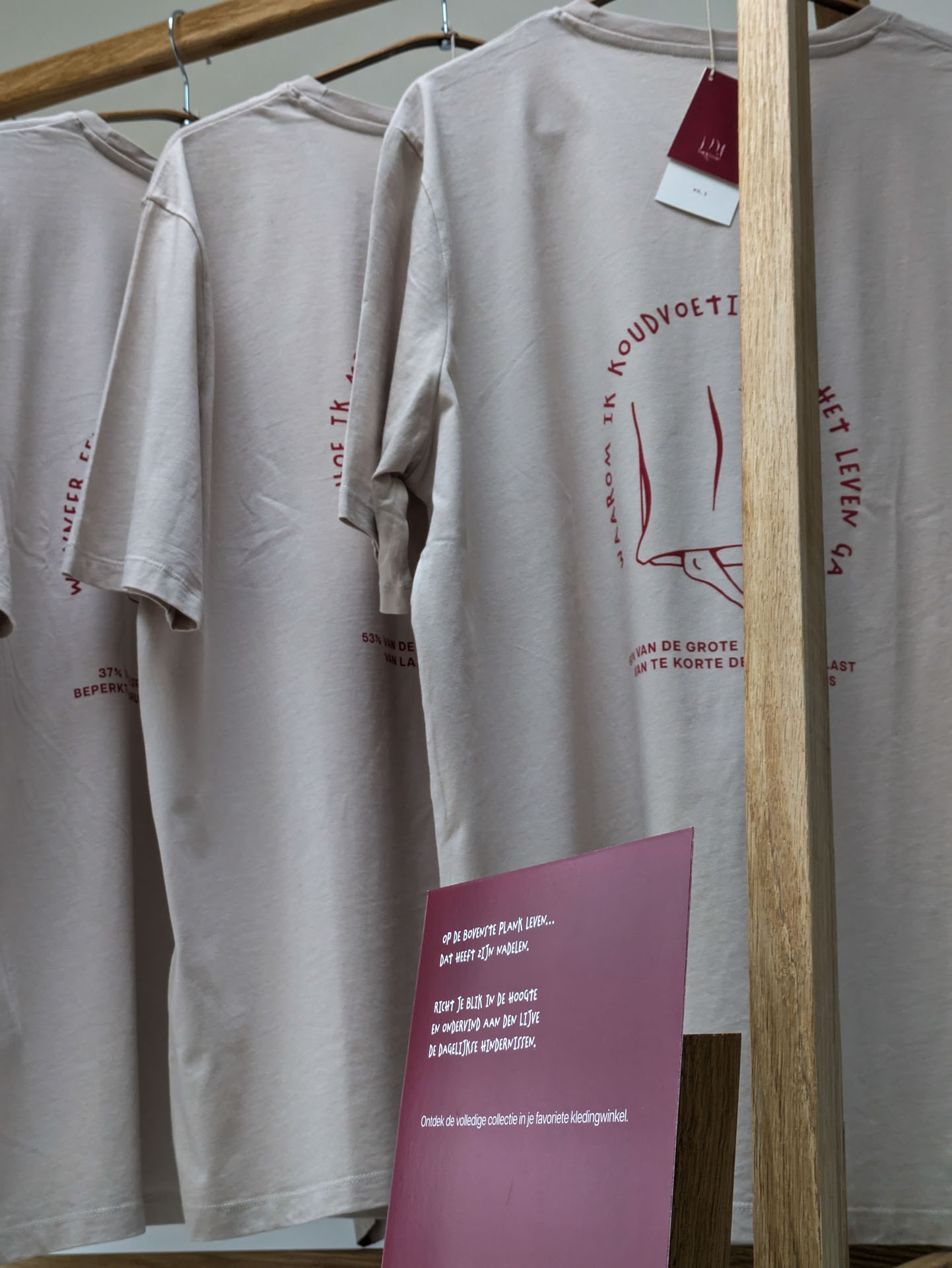 Foto van enkele t-shirts aan het kledingrek.